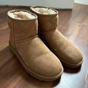 UGG Chestnut Mini II
